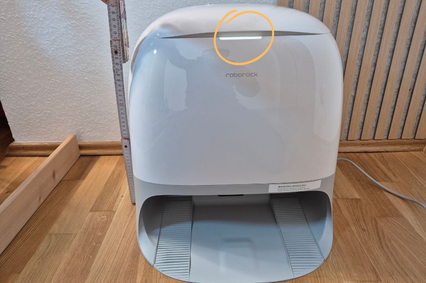 Die LED-Leiste der Service-Station vom Roborock Qrevo Curv 2 Pro leuchtet hell.